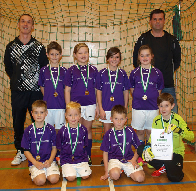 Futsalcup: Das Betreuerduo Rücker/Vrabec und die St. Peterer U 9-Kicker freuten sich über den Titel.