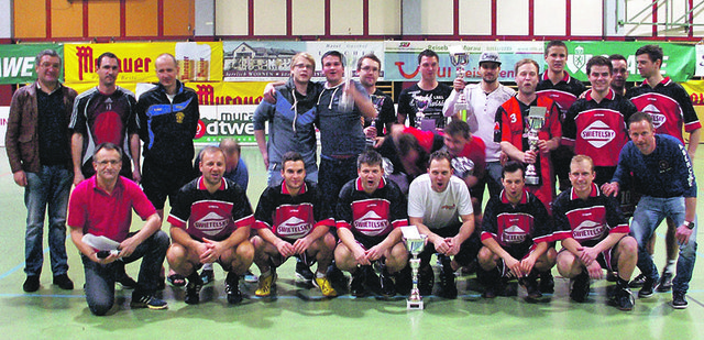 Das Team Kegelstüberl Reiter aus Oberwölz blieb im Hobbyturnier siegreich, alle „Wurzler“-Mannschaftskapitäne gratulierten.