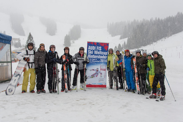 Die Hinterstoder-Wurzeralm Bergbahnen AG lud die Stars des SK Rapid zum Carven auf der Weltcup-Piste in Hinterstoder. v.l.n.r. Alexander Steinbichler (Athletiktrainer), Stefan Schwab, Mario Pavelic, Florian Kainz, Andreas Müller (Sportdirektor), Kurt Deri