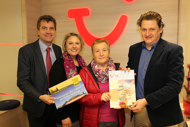 Karl Heinz Leitner (Geschäftsführer Shopping Arena & Obmann Verein Salzburg Süd), Hedwig Brandstetter (Stellvertretende Obfrau Verein Salzburg Süd), Josefine Rohrer (Gewinnerin), Alf Nagl (Filialeiter TUI Reisebüro Shopping Arena)