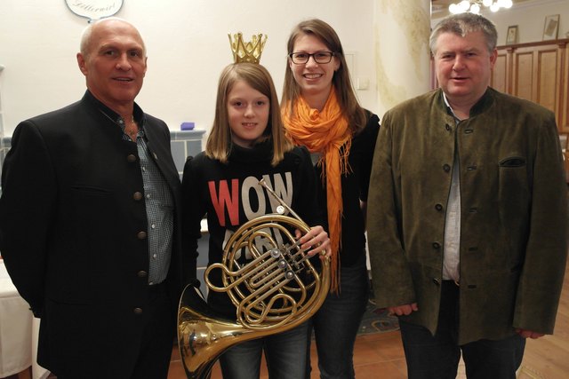 Obmann Erwin Franta und Kapellmeister Josef Weber freuen sich mit Jugendreferentin Karin Kaltenböck, dass sie Johanna Kohl zur „Probenprinzessin“ küren dürfen.