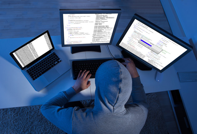 Die Betrüger bestellten Laptops, Mobiltelefone, Uhren etc. ohne die Rechnungen dafür zu bezahlen (Symbolbild).
