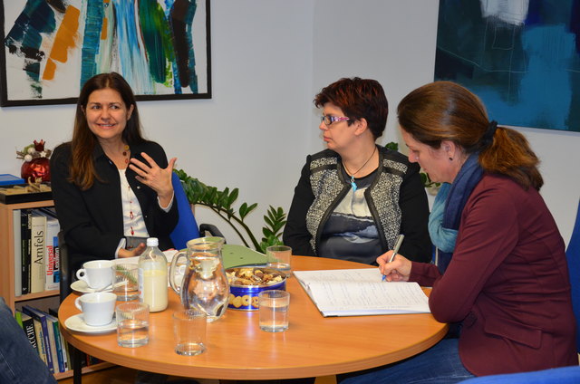 LR Doris Kampus und LAbg. Bernadette Kerschler mit Redakeurin Waltraud Fischer im Gespräch.