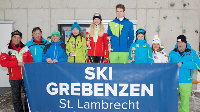 ÖSV-Speedläuferin Ramona Siebenhofer (2. v. r.) gratulierte mit den Organisatoren den Tagessiegern des Bezirkscup-Riesentorlaufes auf der Grebenzen.