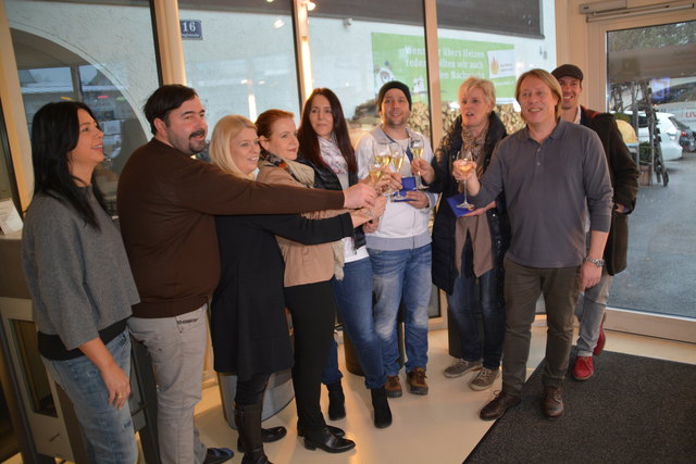 Aktionsgemeinschafts-Mitglieder stoßen mit den Gewinnerinnen des Glücksstern-Shopping 2015 (im Bild 5., 4. und 3. v. re.) im Ofenstudio von Rohowsky an.