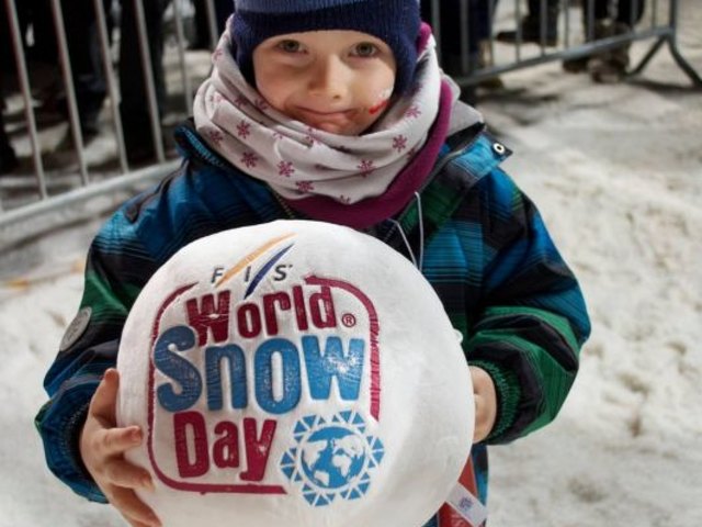Lust auf eine Schneeballschlacht? Egal ob beim Skifahren, oder Zipfelbob-Rennen, am World Snow Day ist der Spaß im Schnee grantiert.