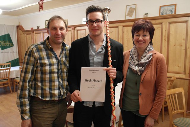 Stabführer Florian Weixelbraun mit seinem eigenen Marsch. Dieses besondere Geschenk machten ihm seine Eltern Karl und Silvia Weixelbraun.