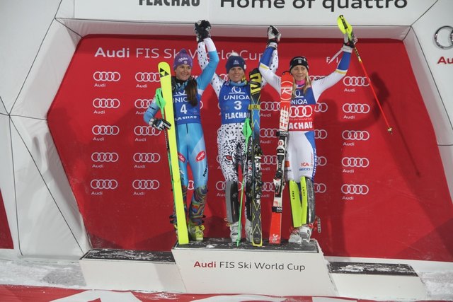 Veronika Velez-Zuzulova siegte vor Sarka Strachova (li.) und der Slalom-Weltcupführenden Frieda Hansdotter (re.).