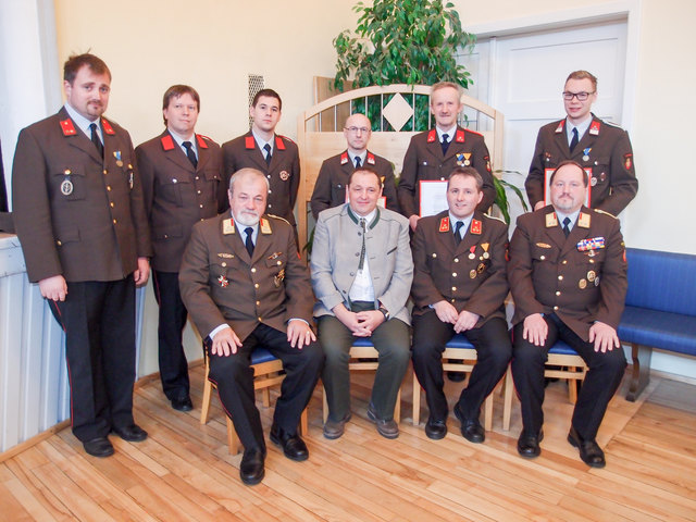 Das Kommando der Feuerwehr Inzersdorf mit Karl Preinsdorfer (2. v. re. hinten) und Bezirks-Kommandant Johann Ramsebner, Bürgermeister Bernhard Winkler-Ebner, Kommandant Gerhard Huemer Bezirkskommandant Stv. Helmut Berc (vorne v.li.) | Foto: FF Inzersdorf