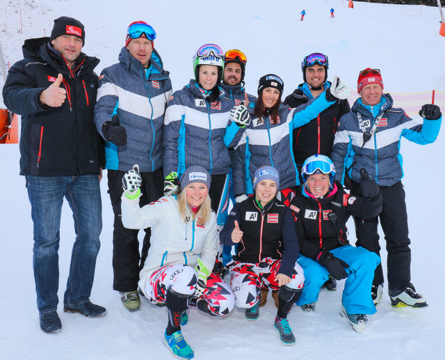 In Bad Kleinkirchheim: Hansjörg Pflauder (Bad Kleinkirchheimer Bergbahnen), Roland Assinger mit Tamara Tippler und Nicole Schmidhofer (vorne) sowie Mirjam Puchner und Stephanie Venier (stehend)