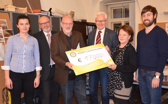Bei der Spendenübergabe: Arnela Karic, Studentin aus Bosnien Herzegowina, RC-Mitglied Gottfried Kindler, Architekt Peter Nigst, Präsident Willibald Liberda, Helga Soravia und Projektleiter Jürgen Wirnsberger (v.li.)