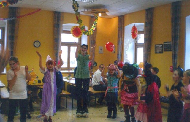 Lustig geht es beim Kinderfasching in Allentsgschwendt zu.