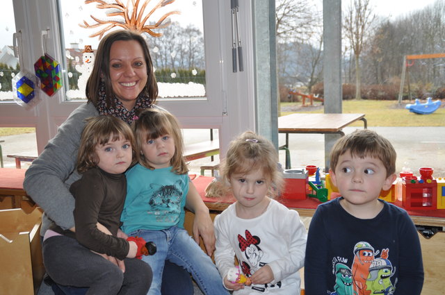 Die Leiterin des Kindergartens Waiern, Heidi Domenig, mit einigen ihrer Schützlinge