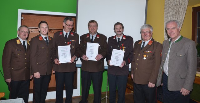 Verleihung von Medaillen und Urkunden: Abschnittskommandant Helmut Neuweg, Manuel Bartenberger, Erwin Sperz, Gregor Obermair, Manfred Berger, Richard Gumpinger und Bürgermeister Josef Ruschak (v. l.).