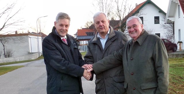 LAbg. Hermann Hauer, Stadtrat Karl Pölzelbauer und GR Franz Fidler erfreut über die zusätzlichen Fördermittel des Landes für Ternitz.