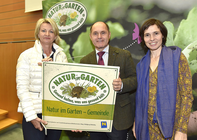 Umweltgemeinderätin Margit Korda,Wolfgang Sobotka und Anna Leiter, "Natur im Garten" Beraterin Weinviertel.