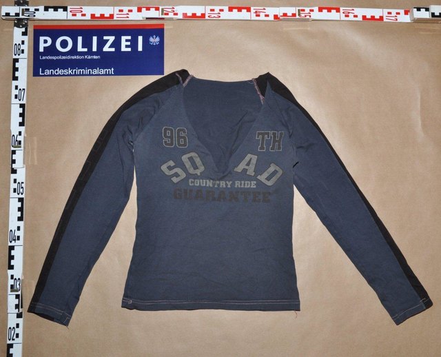Bei dem Neugeborenen wurden zwei Langarmshirts gefunden.