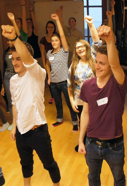 "Jesus" Tobias Resch mit "Petrus" Lukas Ehebruster beim ersten gemeinsamen Tanztraining.