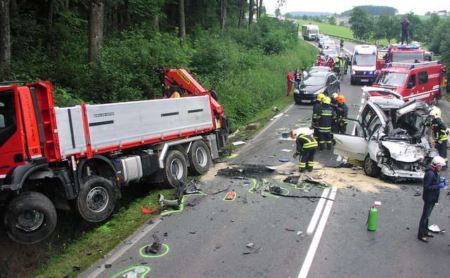 Der Hotzberg in Attnang-Puchheim ist immer wieder Schauplatz schwerer Unfälle, wie hier im Juni 2015.