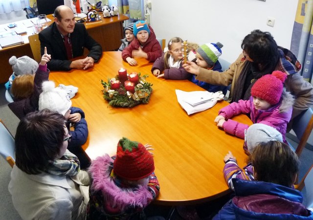 Johann Baumann mit Kindergartenkindern am Tag vor Weihnachten. | Foto: Gerhard Huber