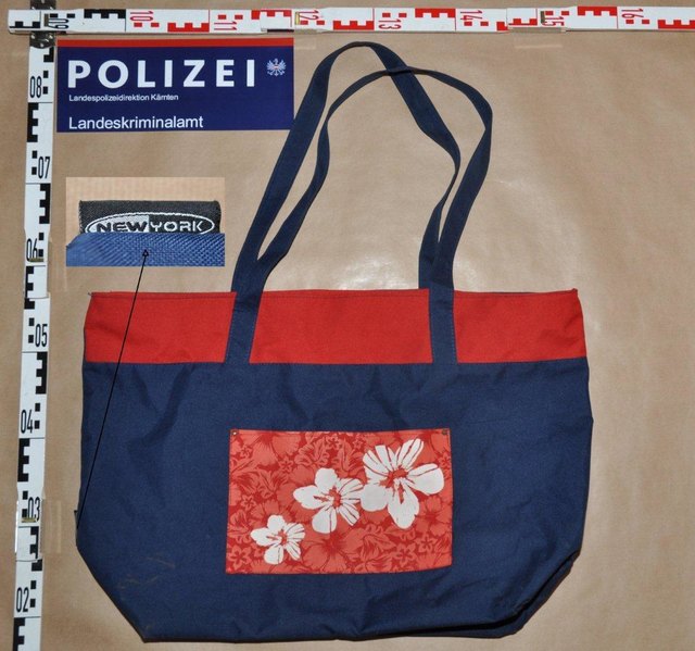 Eine Umhängtasche der Marke New York.