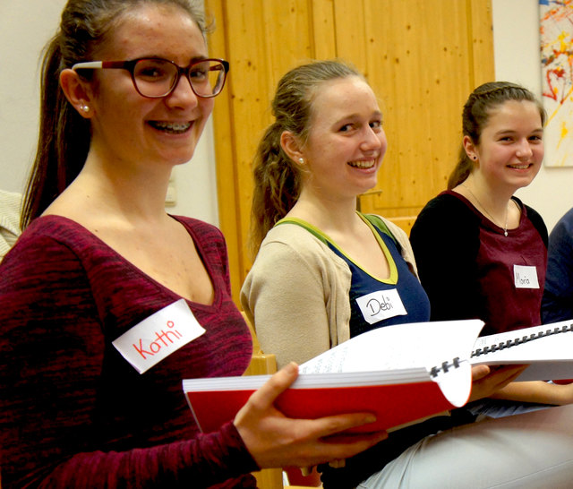 Katharina Lehner, Debora Zöchling und Maria Zehetgruber haben sichtlich Spaß an der ersten Chorprobe im neuen Musikprojekt.