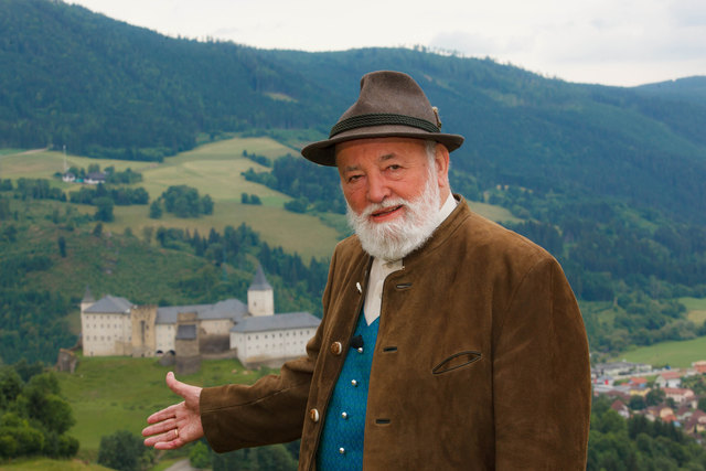 Seit 1986 moderiert Sepp Forcher die Sendung "Klingendes Österreich", die viermal im Jahr ausgestrahlt wird.