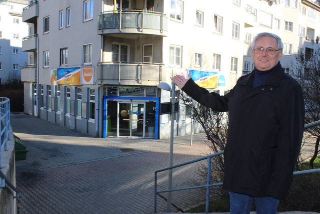 Friedrich Taraba steht wie so viele vor der geschlossenen Zeilpunktfiliale in der Oberleitengasse.