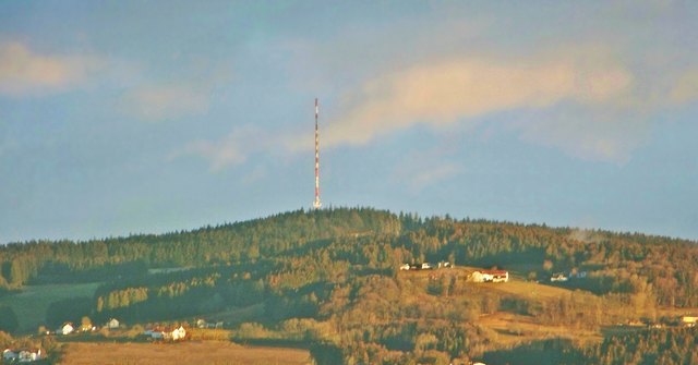 steht am Lichtenberg bei Linz. Seehöhe 927m, ist 95 Tonnen schwer, 155m hoch und strahlt 8 UKW- und 10 Fernsehprogramme im DVB-T Modus aus. Aufgenommen 12.1.2016 8Uhr