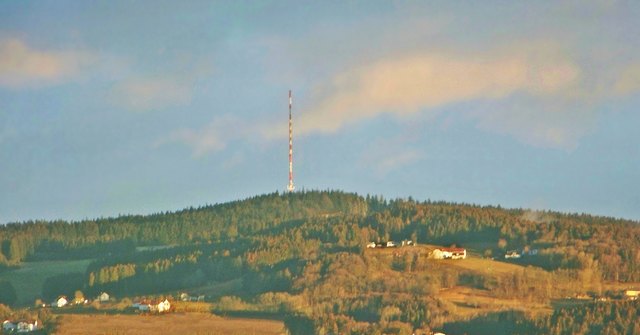 steht am Lichtenberg bei Linz. Seehöhe 927m, ist 95 Tonnen schwer, 155m hoch und strahlt 8 UKW- und 10 Fernsehprogramme im DVB-T Modus aus. Aufgenommen 12.1.2016  8Uhr