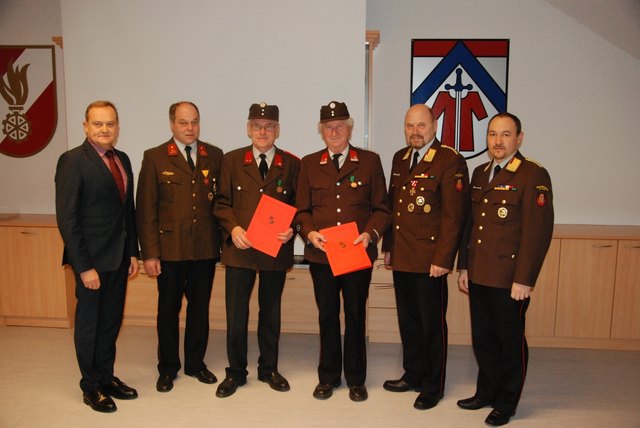 Bürgermeister Wolgang Schirz (l.), Kommandant Josef Pusch (2. v. l.), Abschnittskommandant Christian Wakolbinger (r.), Bezirkskommandant Josef Bröderbauer (2. v. r) sowie die mit der Bezirksmedaille in Bronze ausgezeichneten Kameraden Erwin Pusch (3. v. l