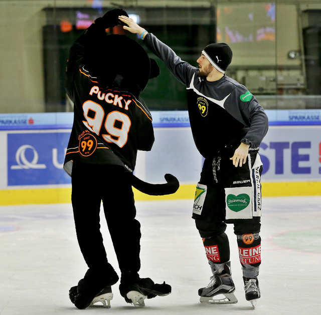 Tänzer: Mit Klubmaskottchen Pucky beweist Natter auch tänzerisches Talent.