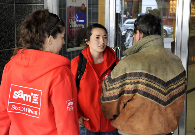 Die mobilen Sozialarbeiter von sam sind regelmäßig am Praterstern unterwegs. | Foto: www.suchthilfe.at