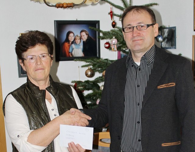 WIFF-Obmann Ernst Hofmann übergibt den Hauptpreis an Rosemarie Gasteiger.