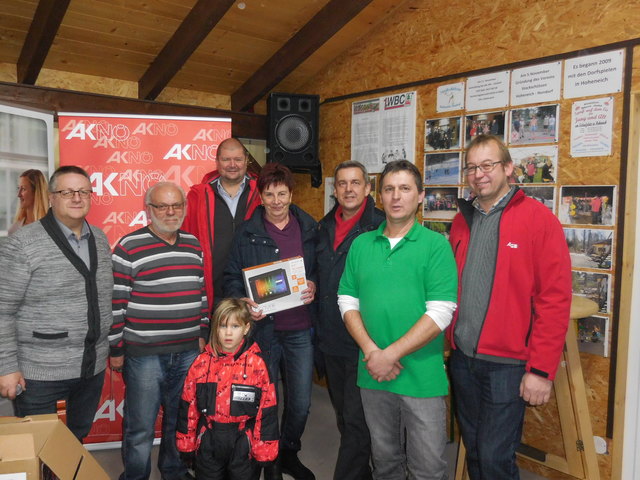 Michael Preissl, Herbert Schindl, Glücksengerl Maria Thor, Karl Votava, die Gewinnerin des Hauptpreises Wilma Strondl, NR Konrad Antoni, Karl Huber und Reinhold Schneider.