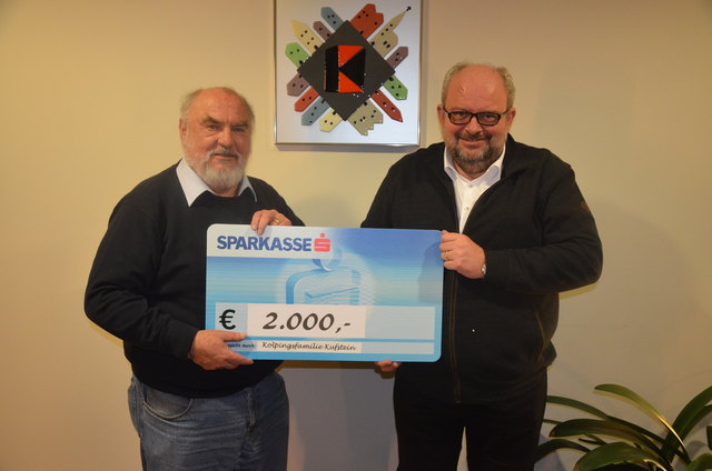 Organisator Heinz Sappl (li.) mit Pfarrer Thomas Bergner und der Spende aus dem Basar.