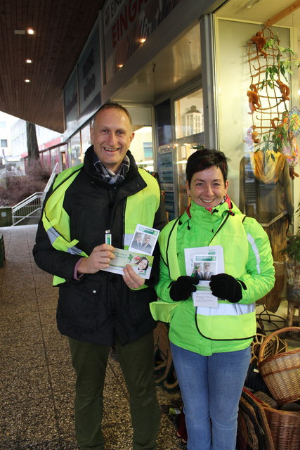 Egon Gojer und Renate Selinger informierten die Bürger über die Steuerreform.