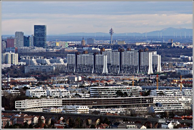 Im Zentrum der Wohnpark Alt Erlaa, im Vordergrund das Aquädukt der 1.Wiener Hochquellwasserleitung Talübersetzung in Wien-Liesing (Länge rund 794 Meter), dahinter die Wohnhausanlage beim Riverside. Im Hintergrund. links die Wienerbergcity, rechts davon d