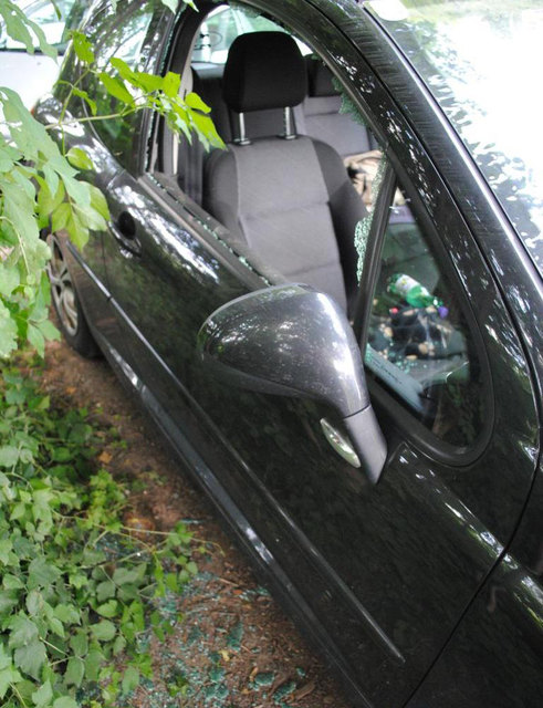 Der 15-Jährige schlug die vordere rechte Seitenscheibe ein und stahl eine Brieftasche aus dem Auto