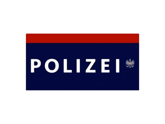 Die Polizei erhielt ein Transparent mit Anti-Asyl-Aufschrift, das ein Zeuge von einem Verkehrsschild abmontiert hat