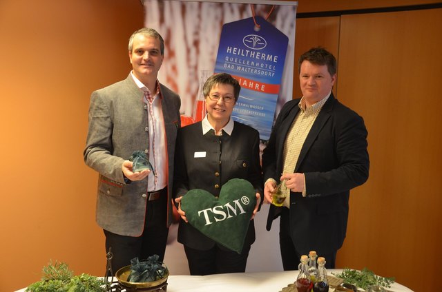 v.l.n.r.: Gernot Deutsch mit Gerti Krobath und Josef Spindler von der Ölmühle Fandler. | Foto: Quellenhotel Heiltherme Bad Waltersdorf