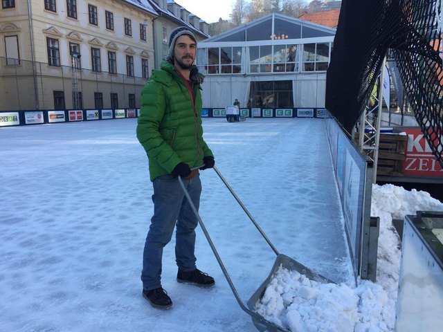 Philip ist heuer bereits zum zweiten Mal im Dienste der Eislauffans am Karmeliterplatz im Einsatz.