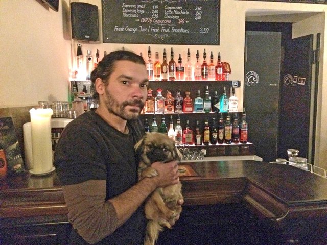 Ausspannen nach der Arbeit: Beim „After-Work“-Getränk in der „Bar 28“ ist Gerhard Oszkos Hündin Maja fix dabei.