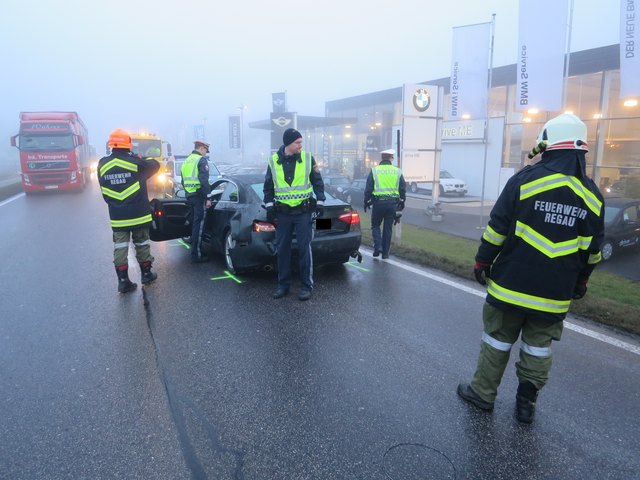 Die Feuerwehr räumte nach dem Unfall auf und säuberte die Straße von einer Treibstoffspur. | Foto: FF Regau