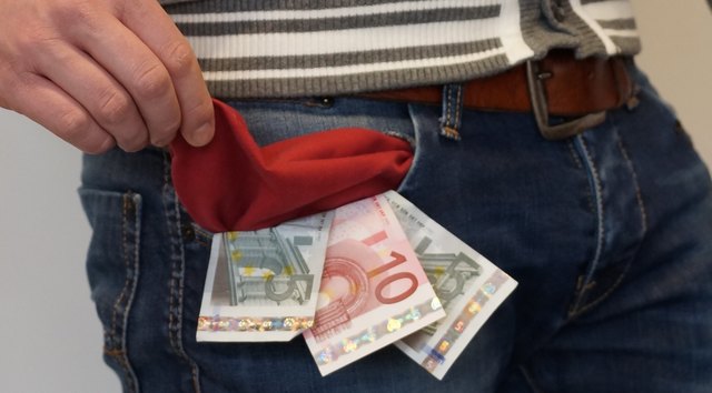 Um Privatinsolvenzen zu minimieren wird von den Finanzprofis die Einführung eines Pflichtschulfaches „Finanzbildung“ gefordert.