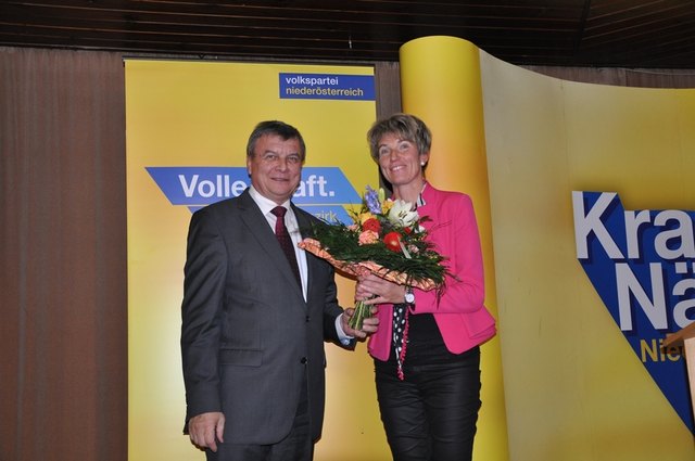 Hofübergabe. La Johann Hofbauer übergibt seine Funktion des Bezirksparteivorsitzenden nach der entsprechenden Wahl an NR Martina Diesner-Wais.