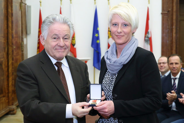 Tanja Pötsch bekam von LH Pühringer das Lebensretterabzeichen in Bronze verliehen.