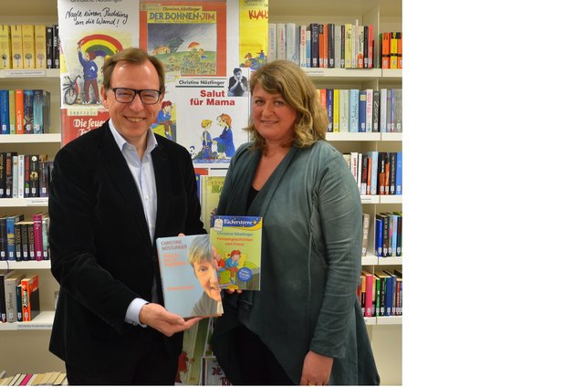 Landesrat Christian Buchmann und Katharina Kocher-Lichem, Leiterin der Bibliothek, präsentierten gemeinsam den Jahresschwerpunkt der Landesbibliothek.