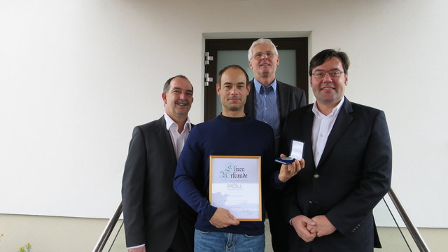 Bezirksstellenleiter der AK Robert Taibl, Jubilar Roman Braun, Firmenchef Wolfgang Pöll und Bezirksstellenobmann der WK Andreas Hager