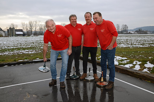 Walter Feichtenschlager, Wilhelm Finzinger, Roman und Otto Kolb (v. l.) wollen als Team "Kramer in der Au" den Sieg.